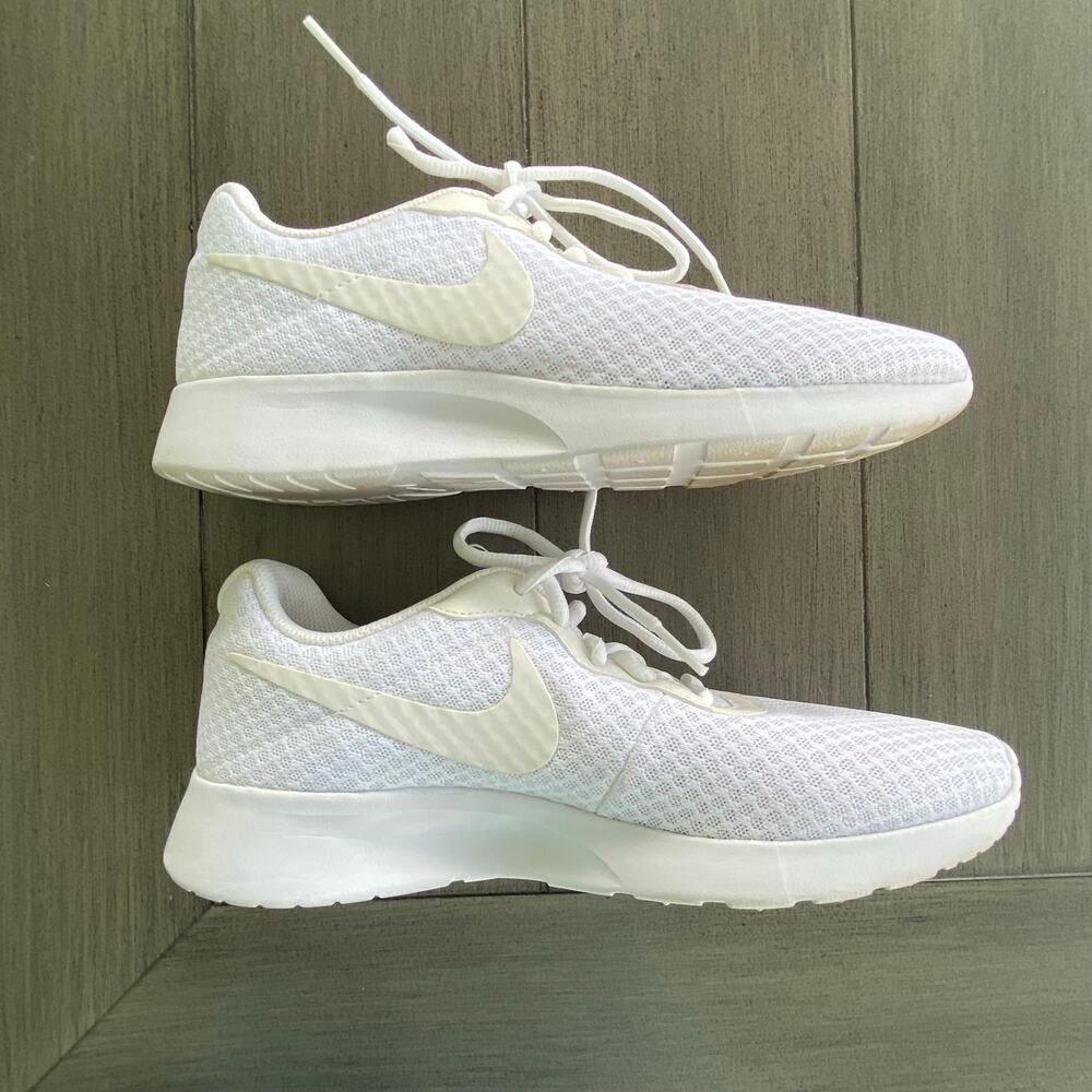 Nike Tanjun Women’s Sneakers • White • Size 8.5 • Lightweight Comfort